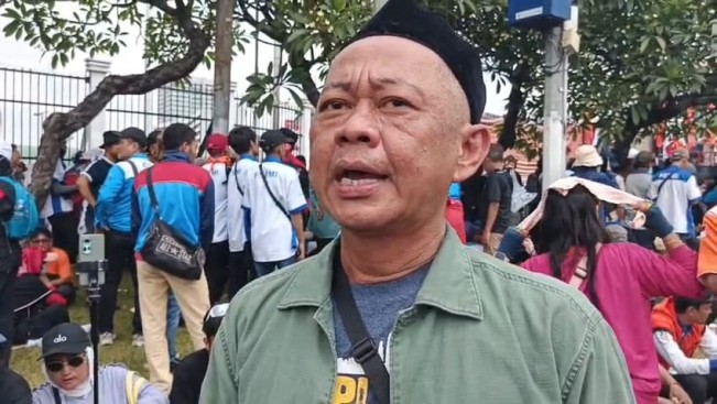 Bang Madun alias Nyak Kopsah di depan Gedung DPR, Senayan, Jakarta Pusat pada Kamis (28/8/2025). [FTNews]